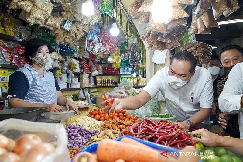 Indonesian Trade Minister Muhammad Lutfi visits Wonokromo market in Surabaya.